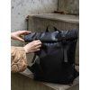 Černý batoh MUZA Black, modelka 3 detail